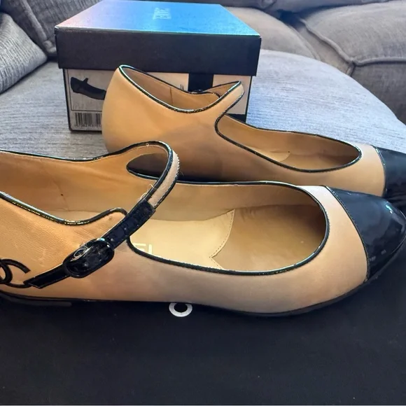 CHANEL Vintage Beige Leather Mary Jane Flats with Black Patent Cap Toe - Picture 4 of 8
